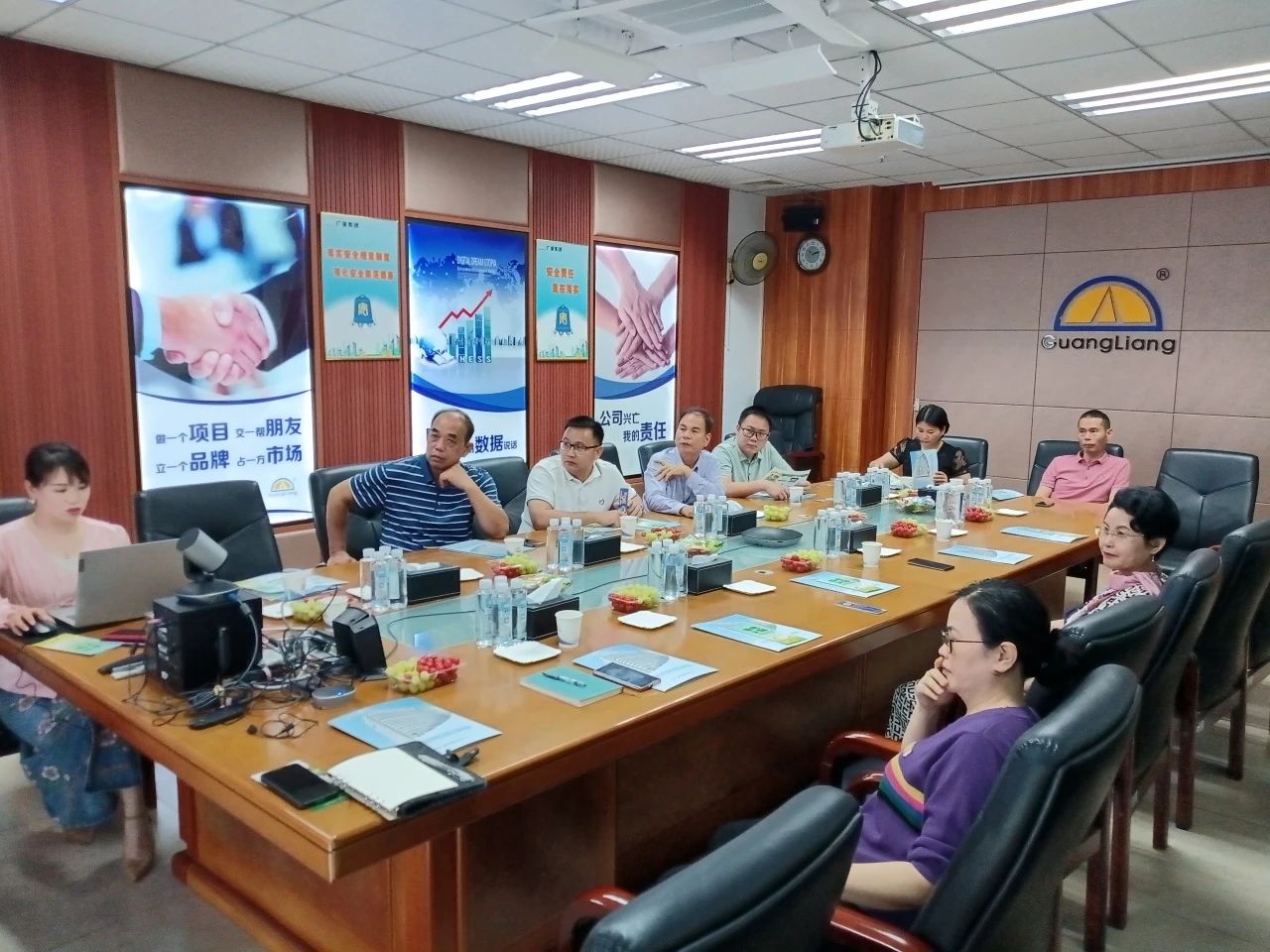 高州市根子镇政府党委及商会向导一行莅临必发集团交流座谈同营生长